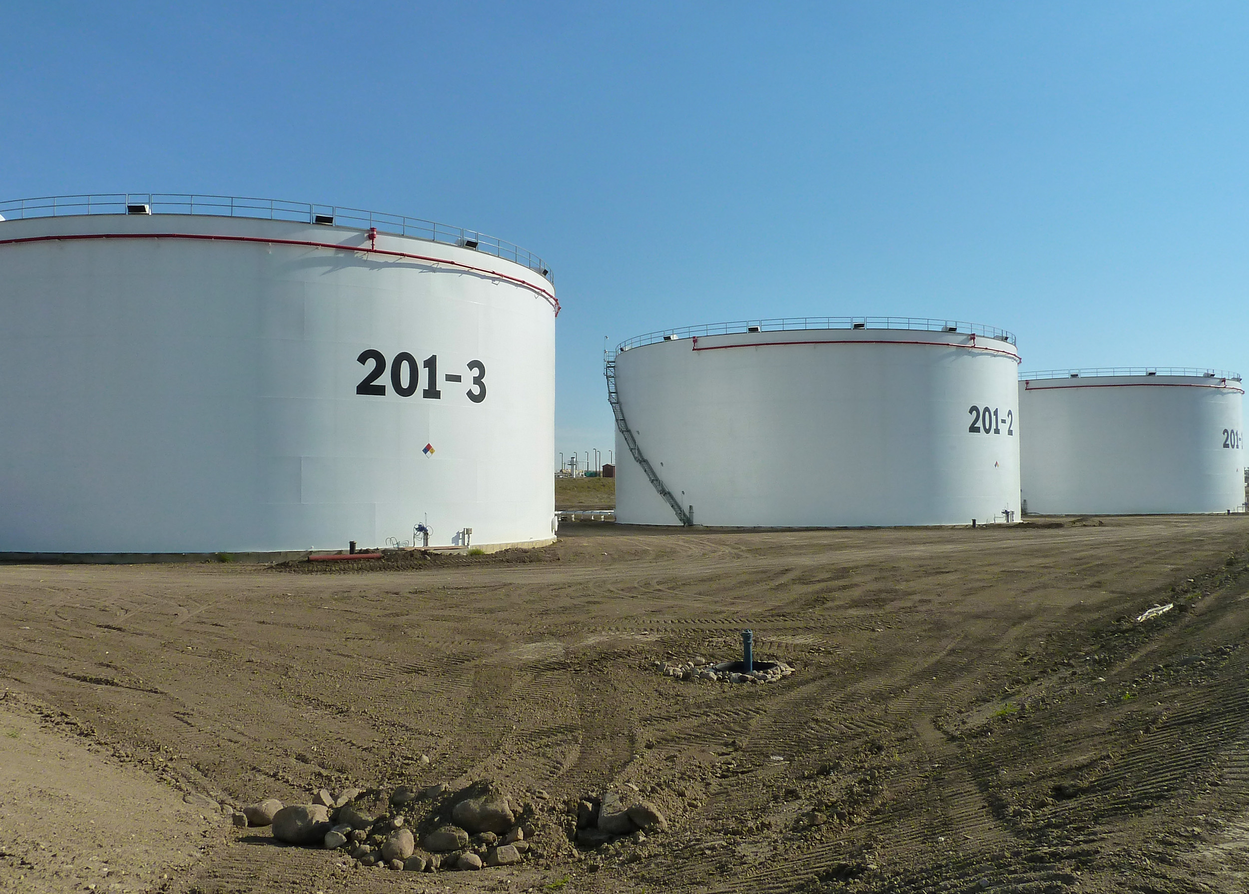 Storage tanks range in size from 125,000 Bbls to 150,000 Bbls.
