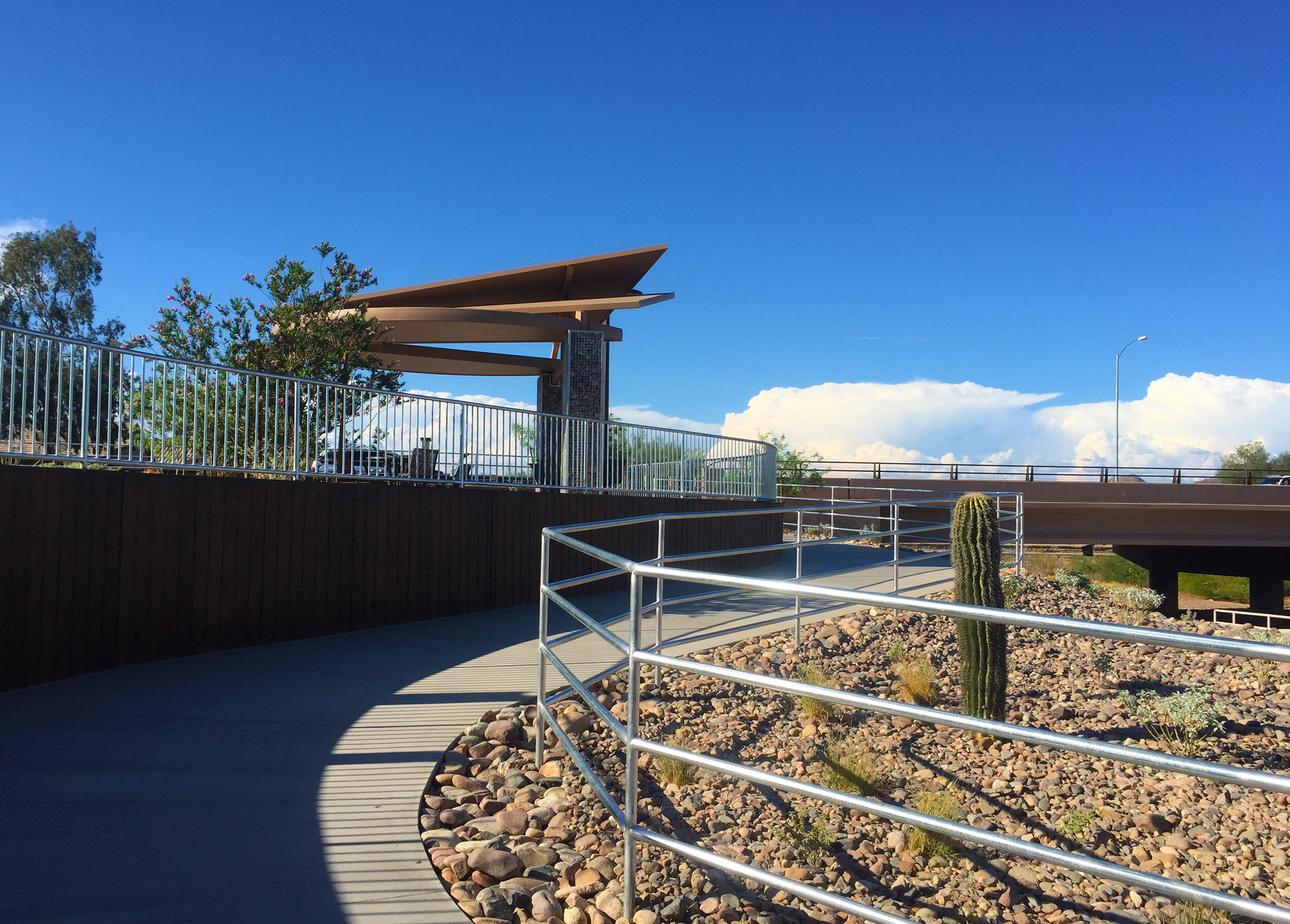 This trailhead provides a connection to the multi-use path from the south side of Deer Valley Road and access to the 10.5 miles of continuous paved pathway along New River.