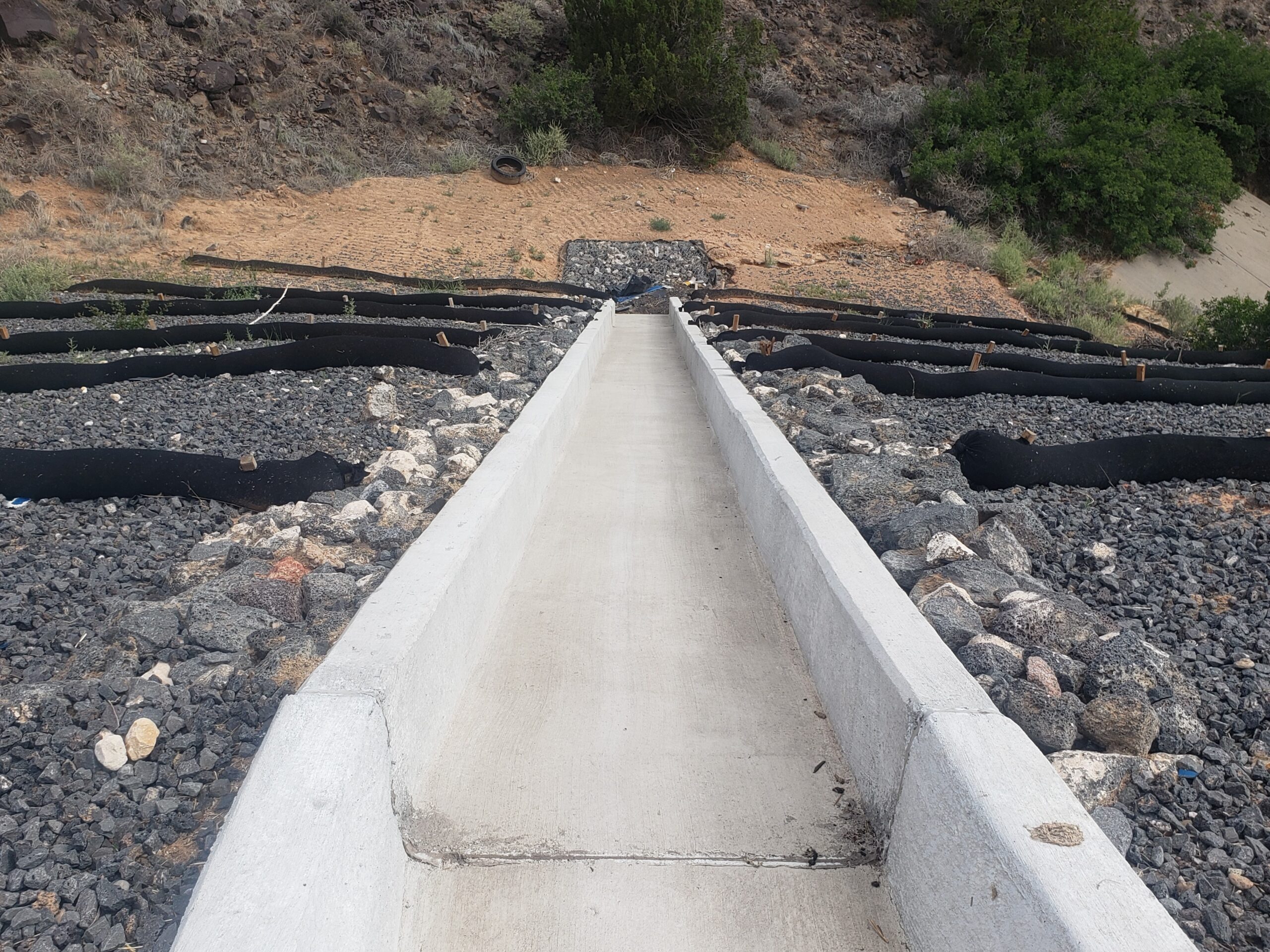 Larger concrete rundowns effectively managed seepage flows, reducing the risk of water damage and enhancing road durability.