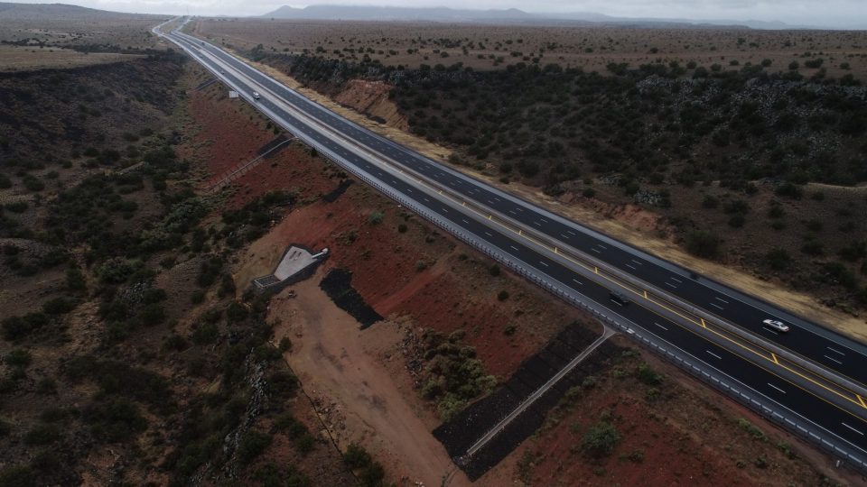 The design foresight accommodated a future third lane on I-25 in the southbound direction, addressing anticipated traffic demands.
